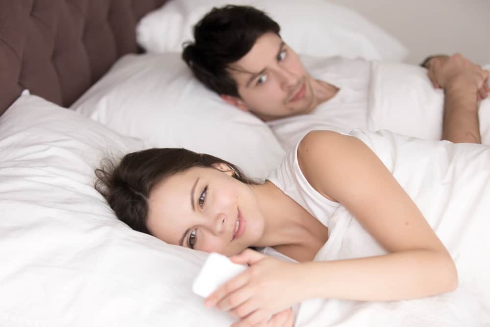 un couple amoureux se trouve dans un lit double