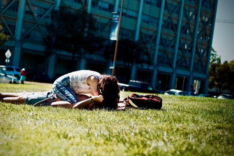 un couple amoureux s'embrassant sur l'herbe