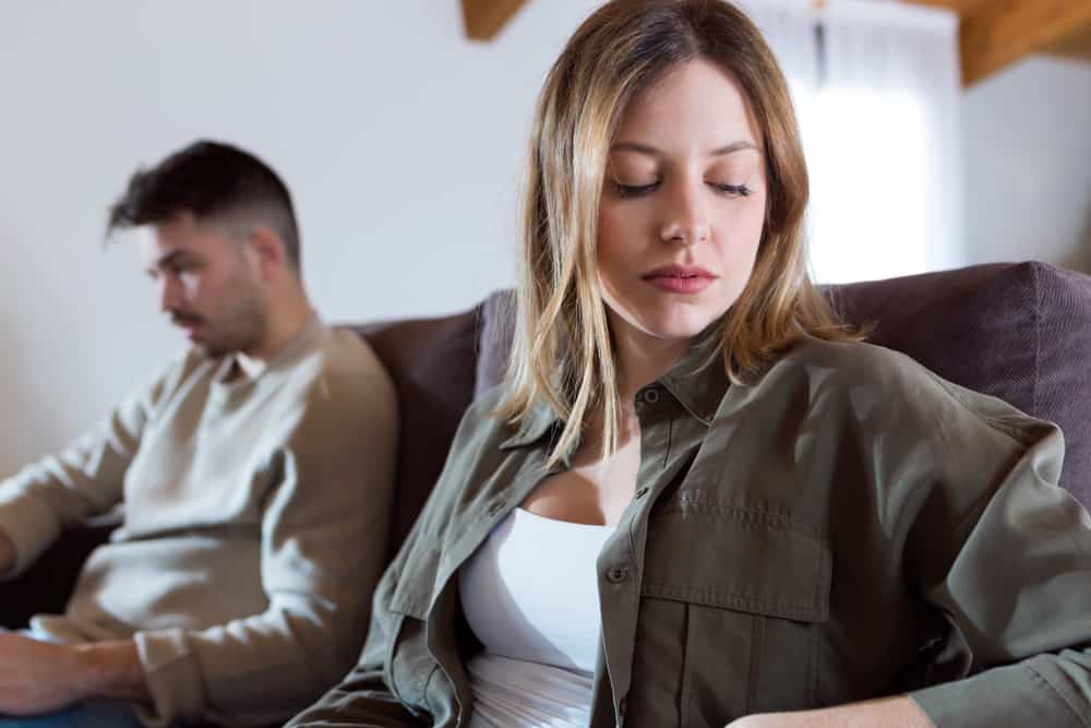 un couple amoureux triste assis sur le canapé