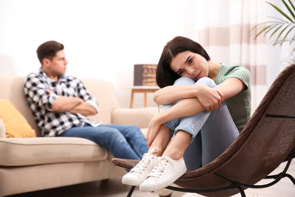 un couple amoureux triste dans un appartement après une dispute
