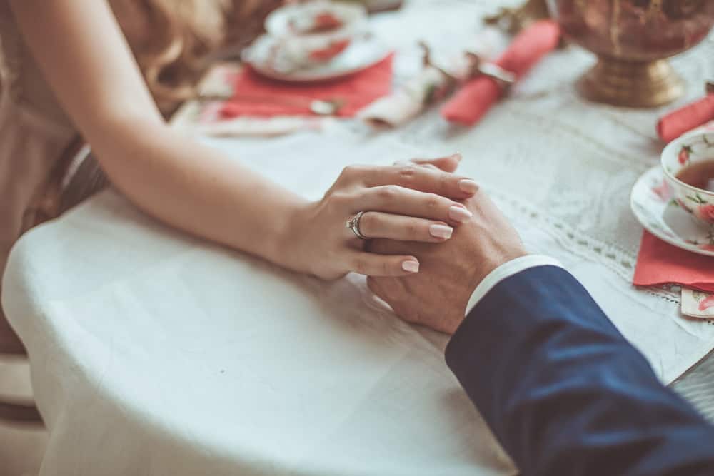 un couple au déjeuner main dans la main