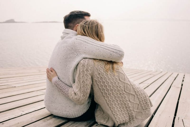 un couple enlacé sur le quai (1)