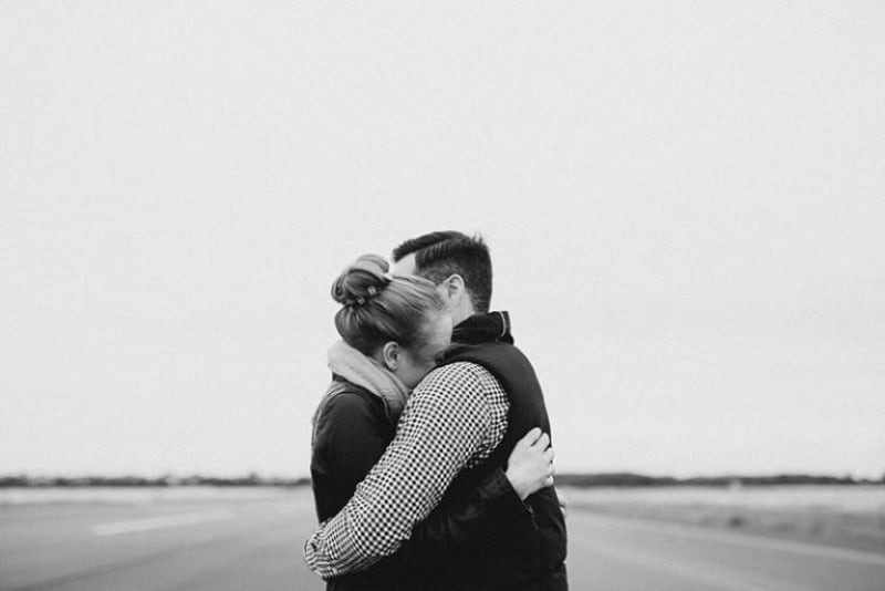 un couple étreignant