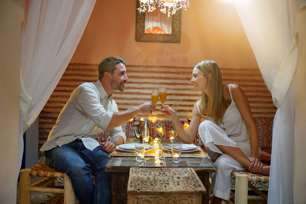 un dîner romantique d'un couple amoureux