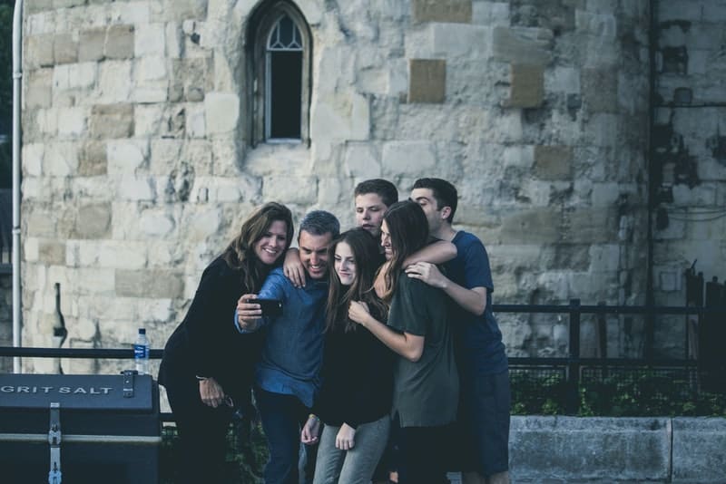 un groupe de personnes prend une photo en selfie