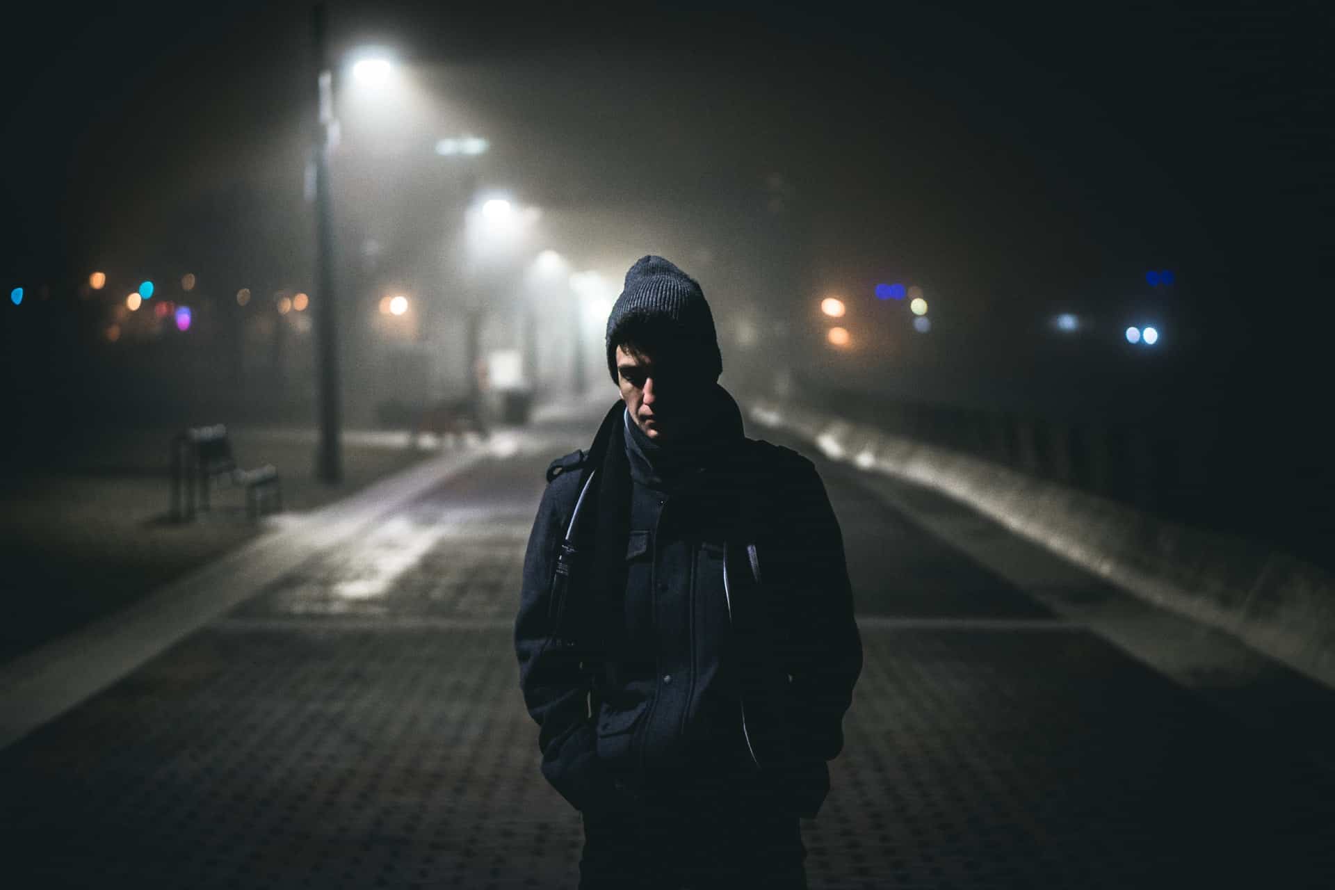 un homme avec un sac à dos