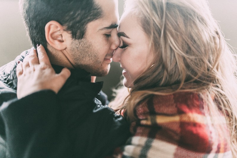un homme caresse une fille enveloppée dans une couverture