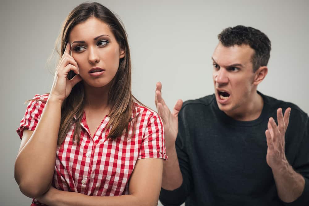 un homme crie après une femme