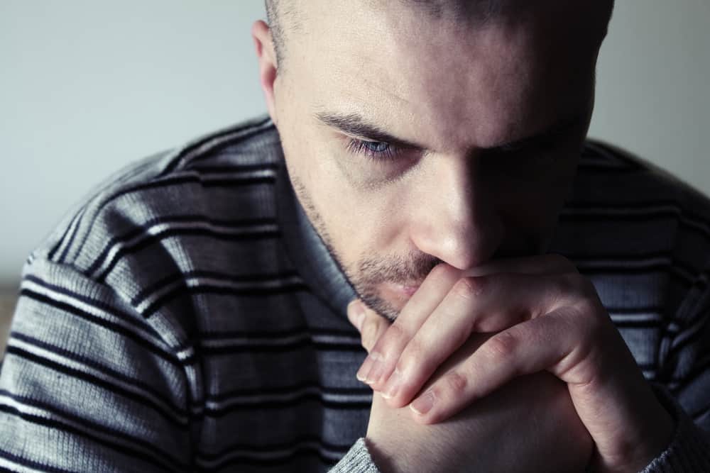 un homme déprimé pense