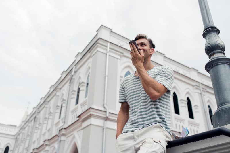 un homme enregistre un message vocal sur un téléphone portable(1)
