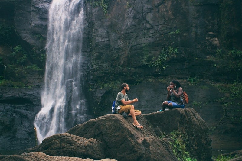 un homme et une femme assis sur un rocher