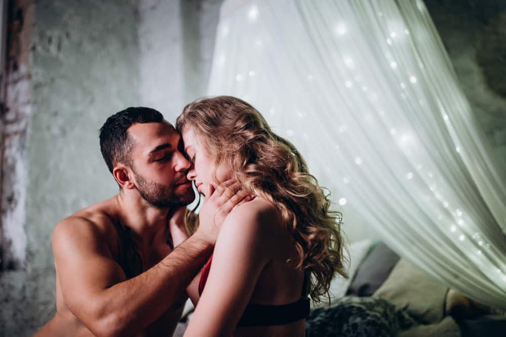 un homme et une femme au lit à moitié nus