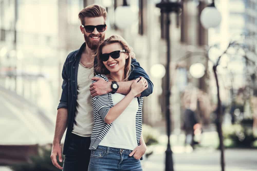 un homme et une femme avec des lunettes sur la tête