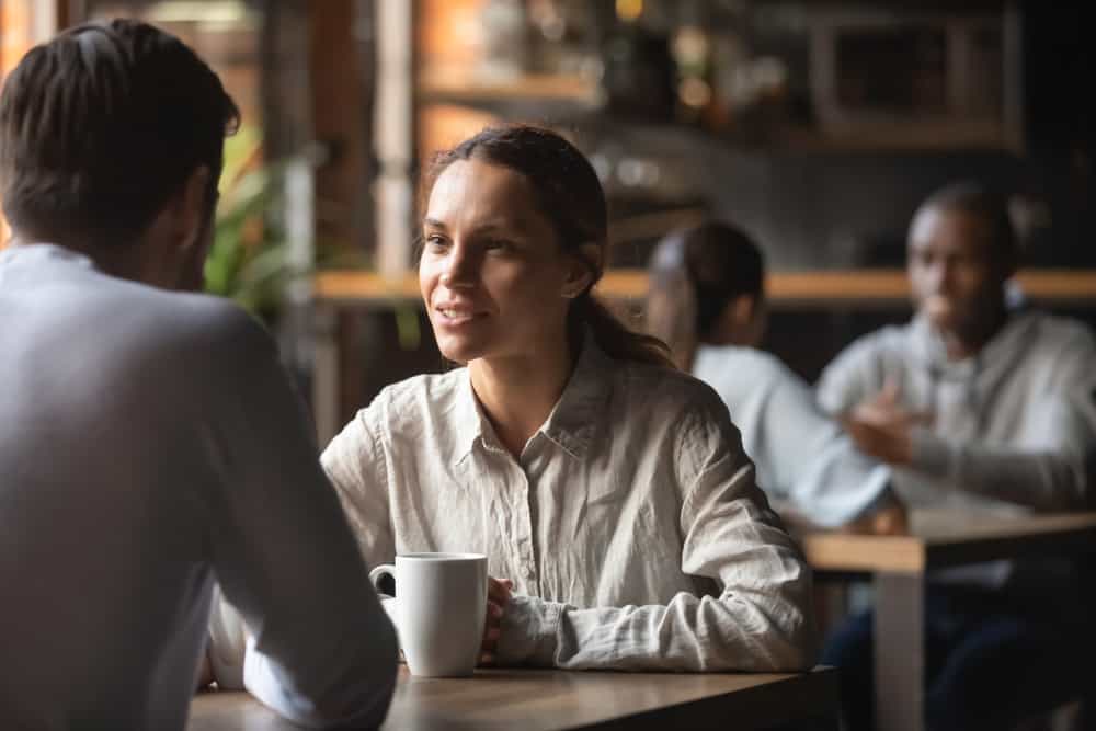 un homme et une femme buvant du café