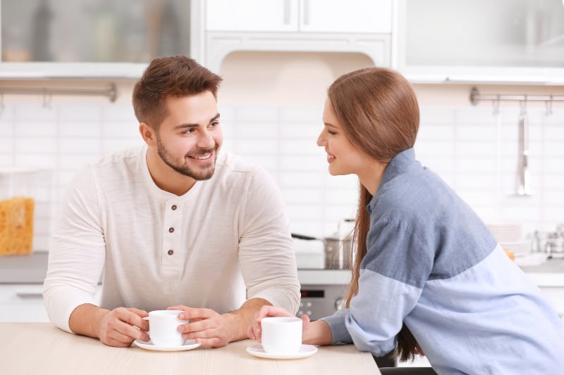 un homme et une femme buvant le café du matin ensemble