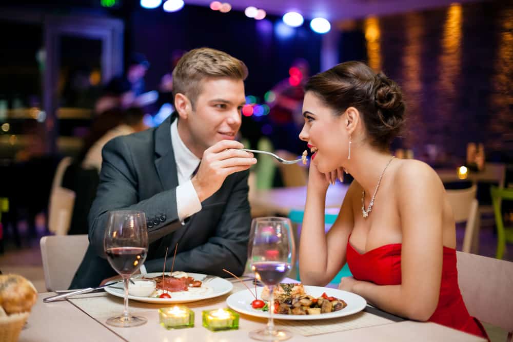 un homme et une femme dînent
