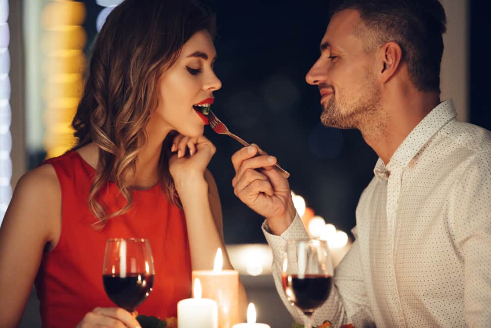 un homme et une femme dînent