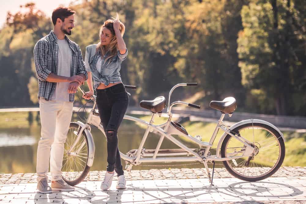 un homme et une femme font du vélo