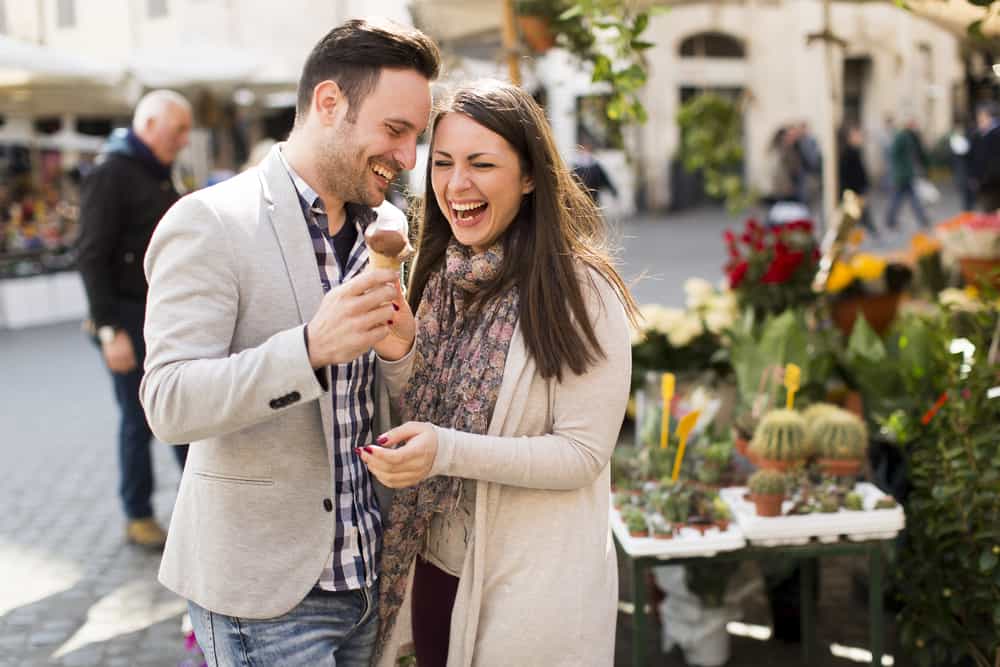 un homme et une femme lèchent la glace