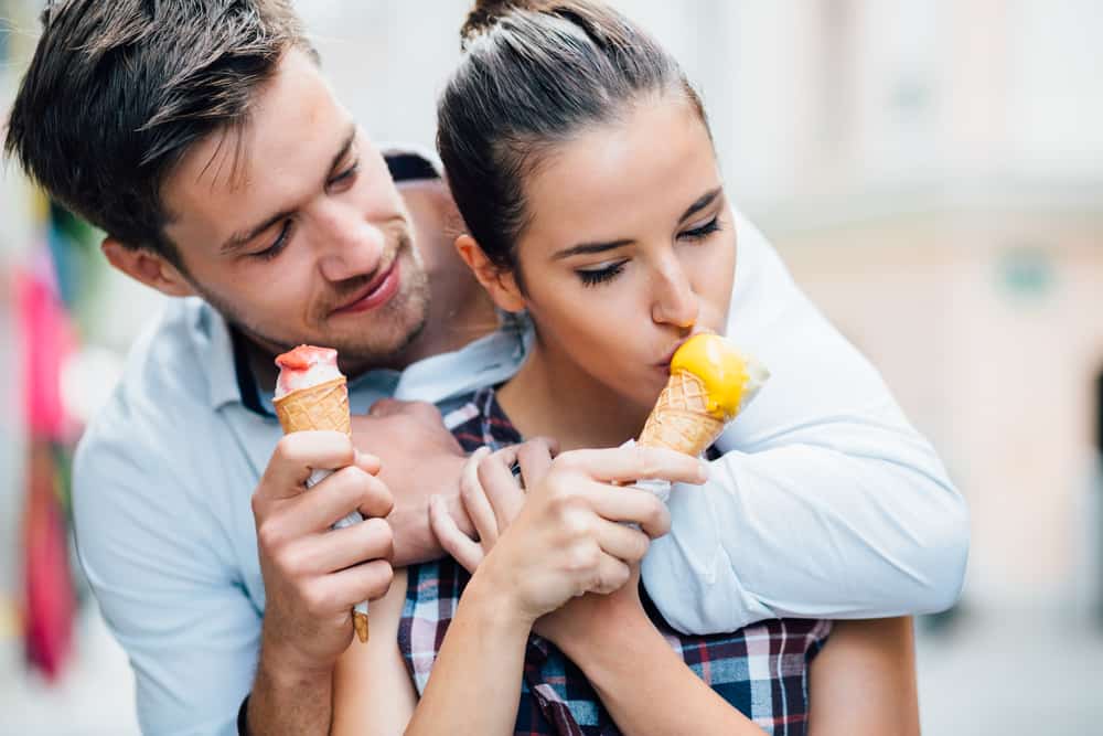 un homme et une femme lèchent la glace