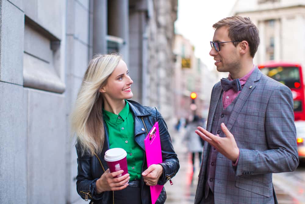 un homme et une femme qui parlent dans la rue