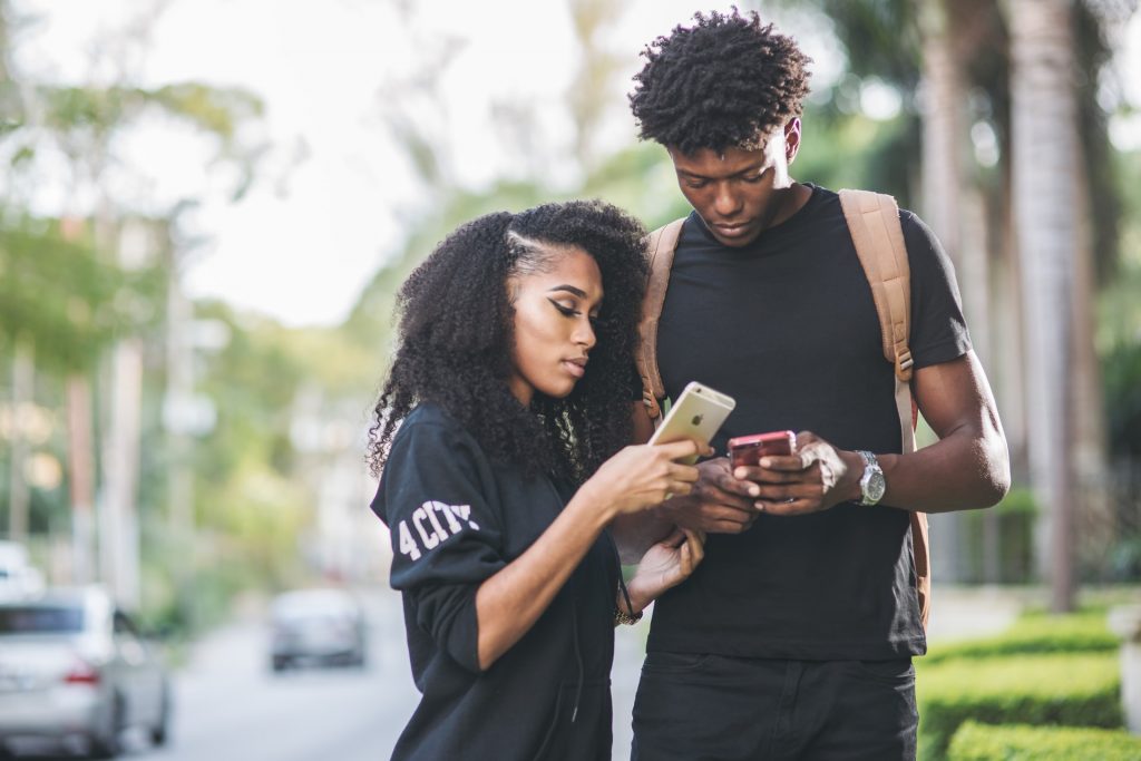 un homme et une femme regardent le téléphone