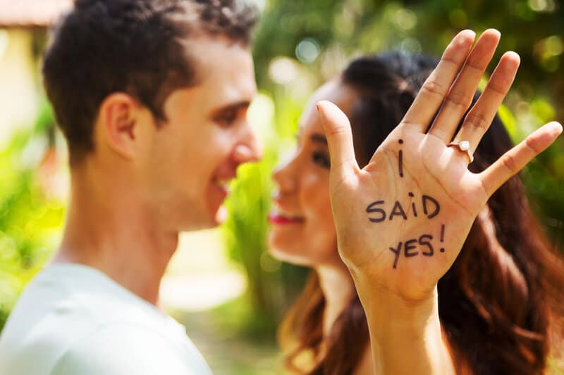 un homme et une femme se sont fiancés