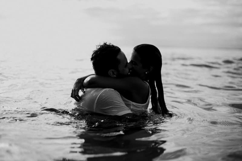un homme et une femme s'embrassant dans la mer
