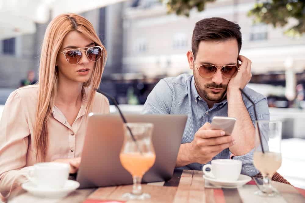 un homme et une femme sont assis autour d'un café