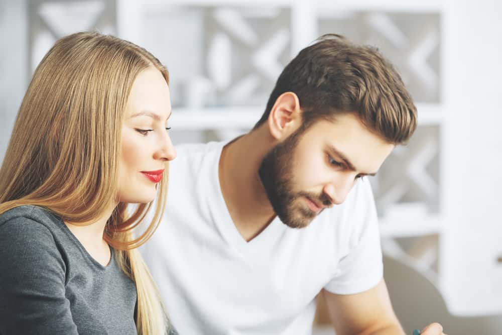 un homme et une femme sont assis l'un à côté de l'autre