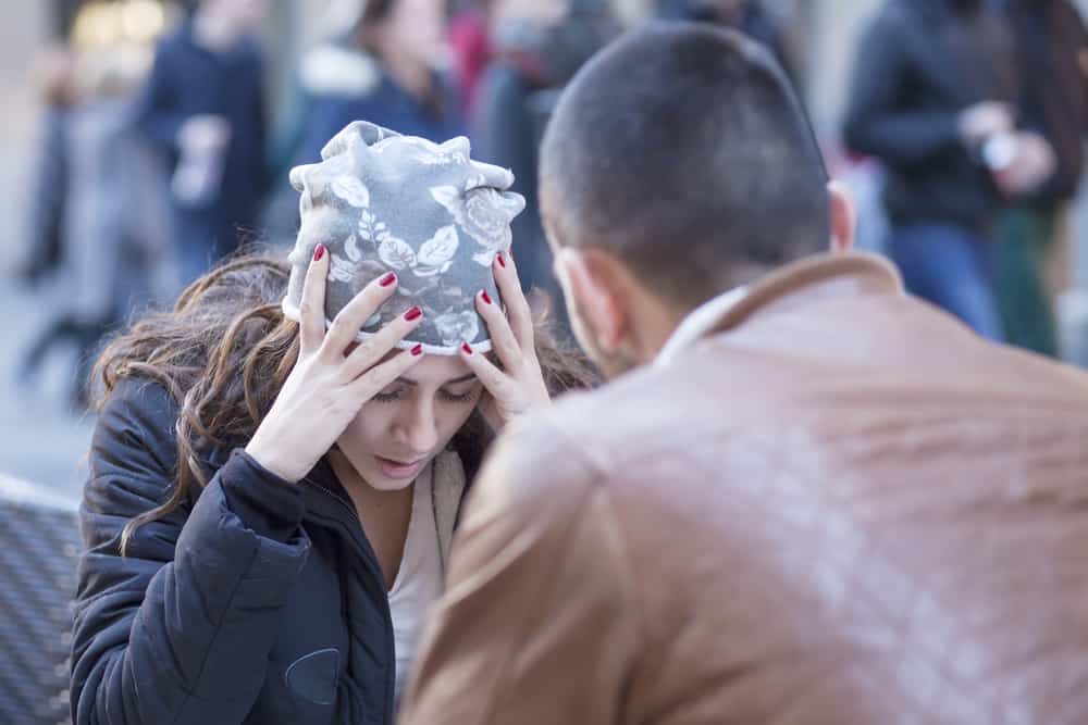 un homme et une femme triste se séparent