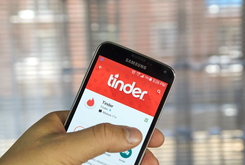 un homme qui utilise le réseau social tinder