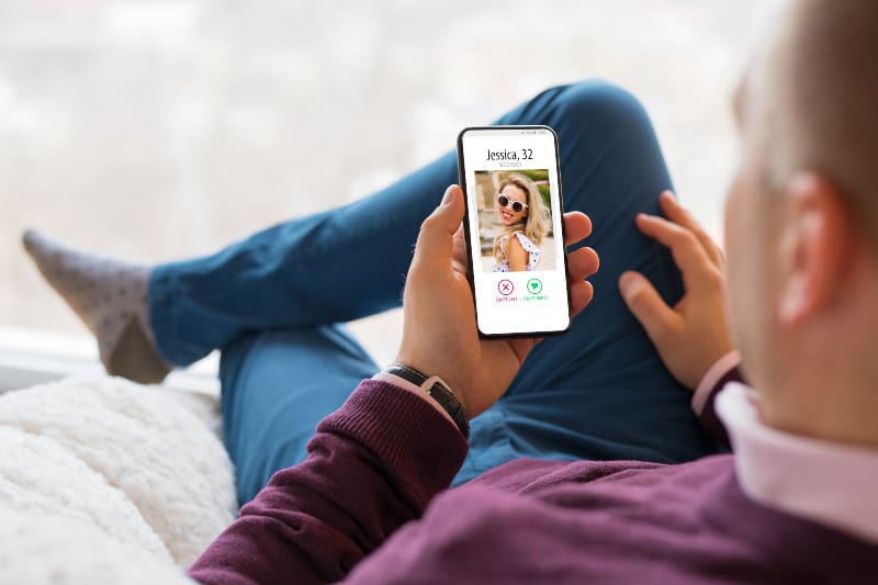 un homme regarde le profil d'une fille sur un réseau social