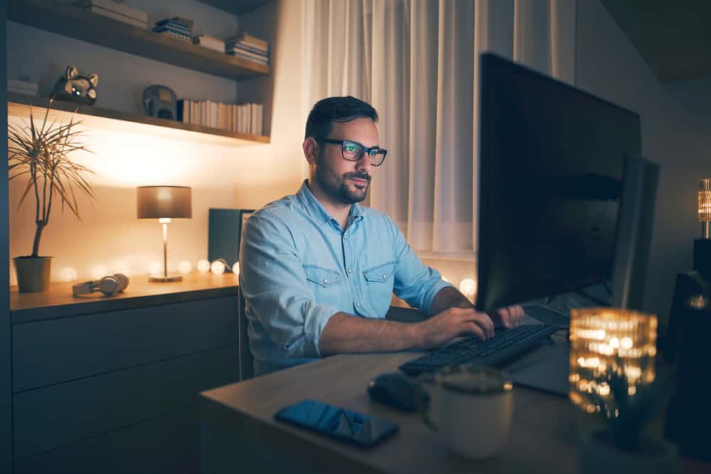 un homme travaillant derrière un ordinateur portable