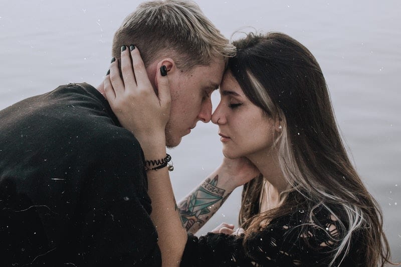 un homme triste et une femme se tiennent dans une étreinte