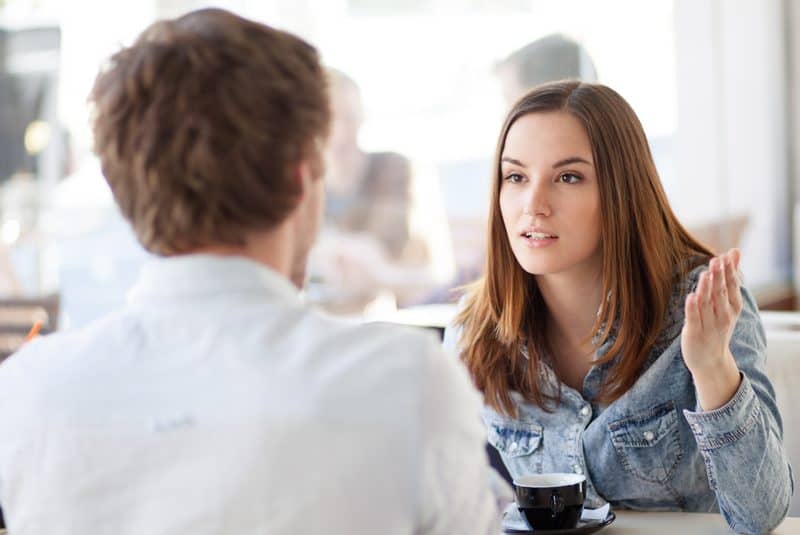 un jeune couple amoureux se disputant dans un café