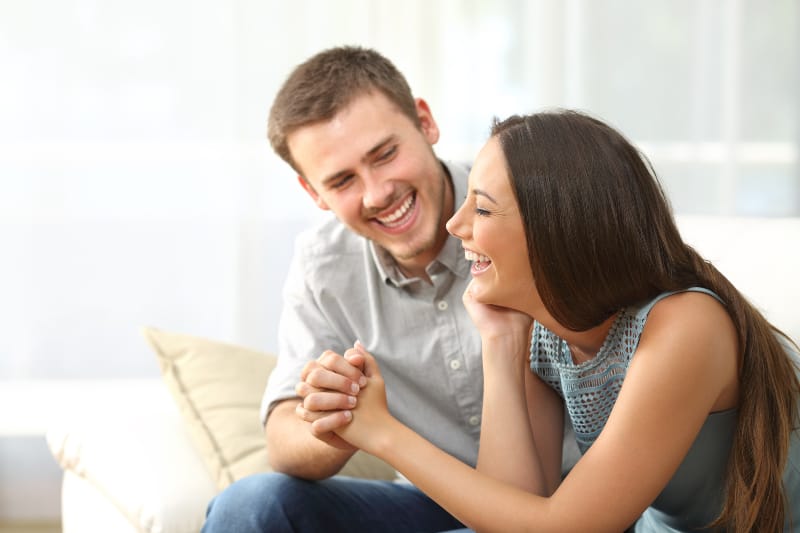 un jeune couple marié en riant