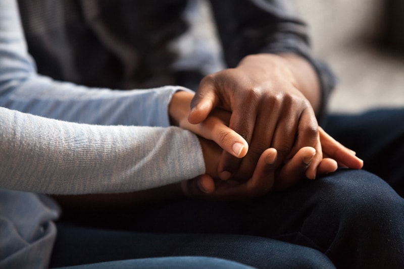 un jeune couple noir se tenant la main