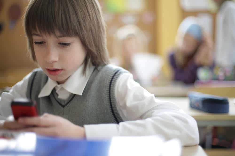 un élève du primaire écrit un sms