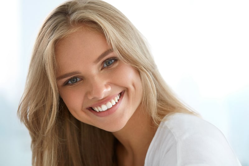 une belle blonde au sourire éclatant