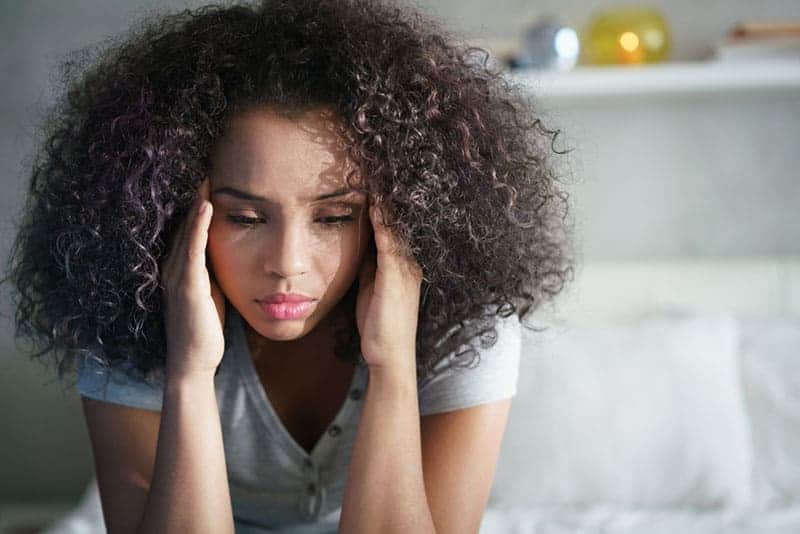 une femme attentionnée à la maison