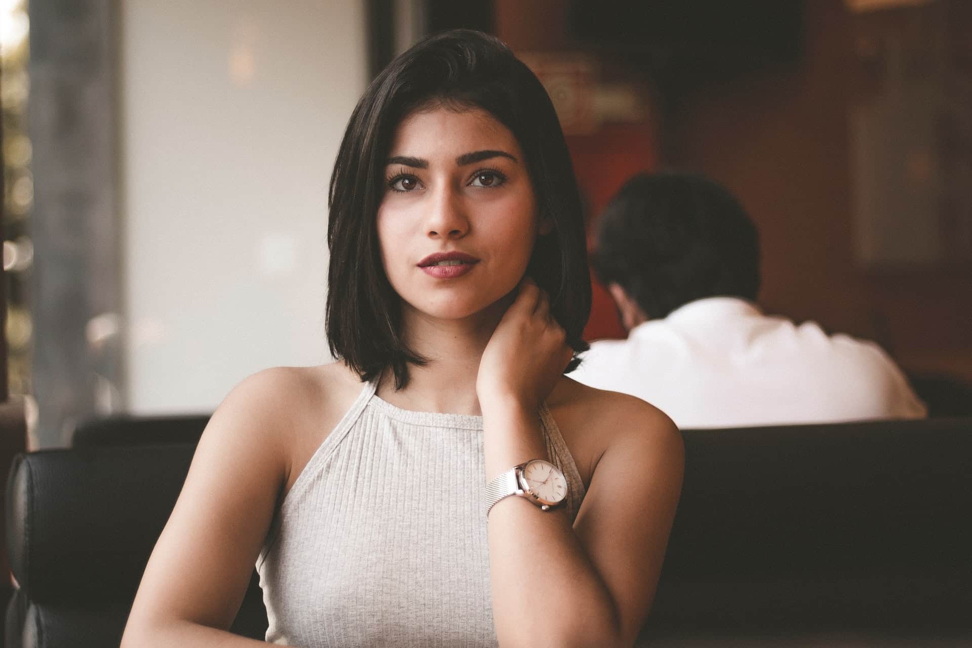 une femme aux cheveux courts assis à une table