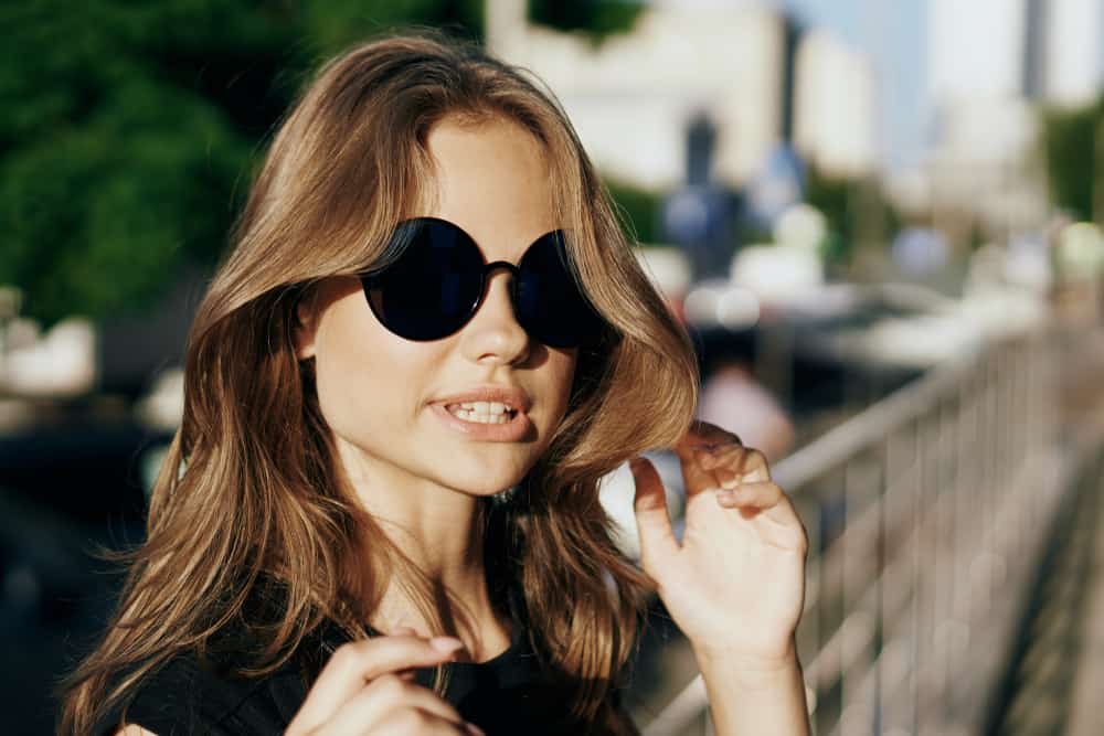 une femme avec des lunettes sur la tête