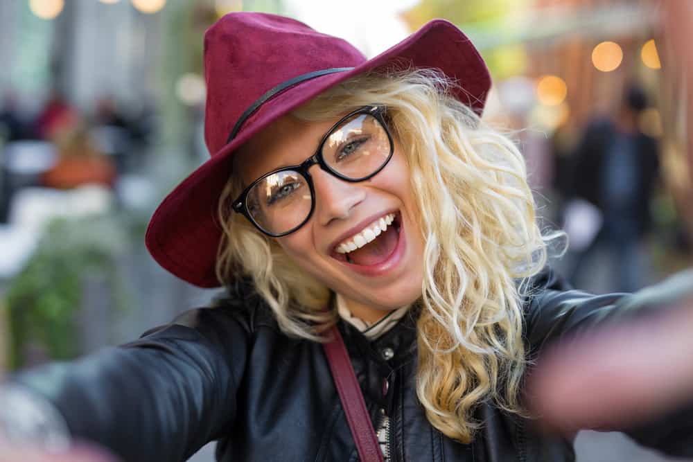 une femme avec un chapeau est représentée