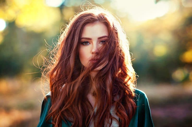une femme déçue aux longs cheveux roux