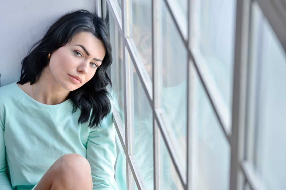 une femme imaginaire assise près de la fenêtre