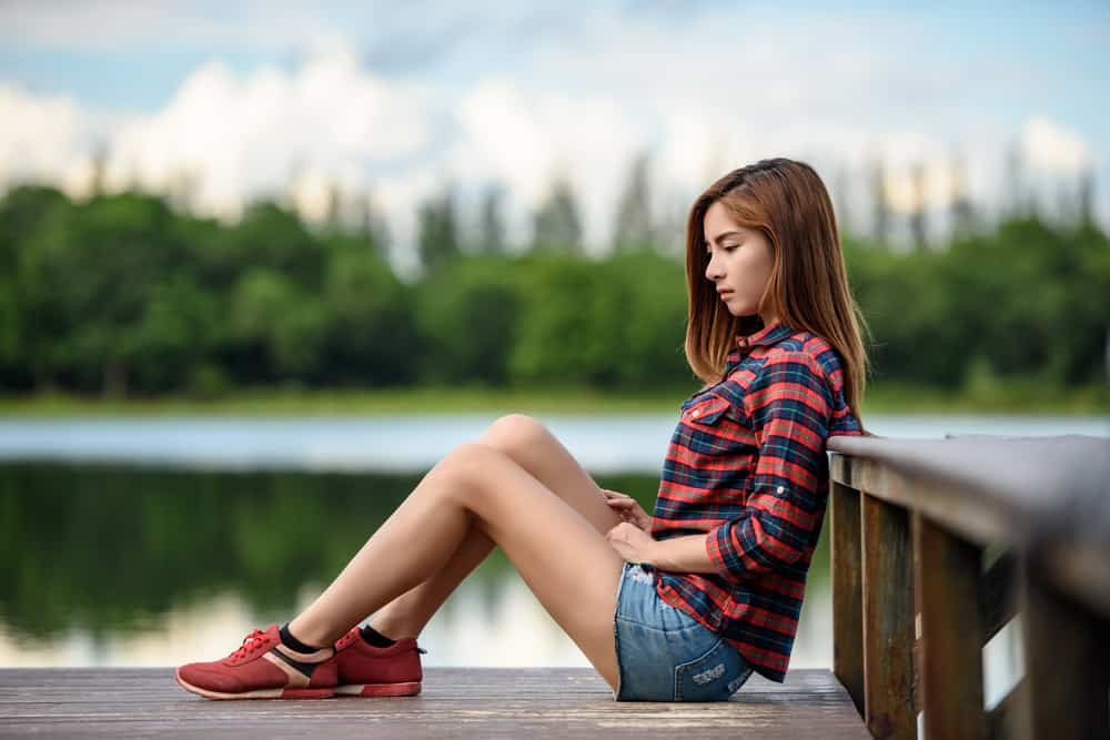 une femme imaginaire assise sur une jetée