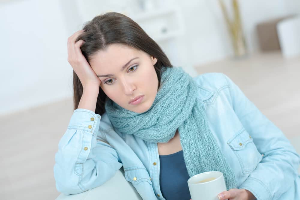 une femme imaginaire avec une tasse de café à la main