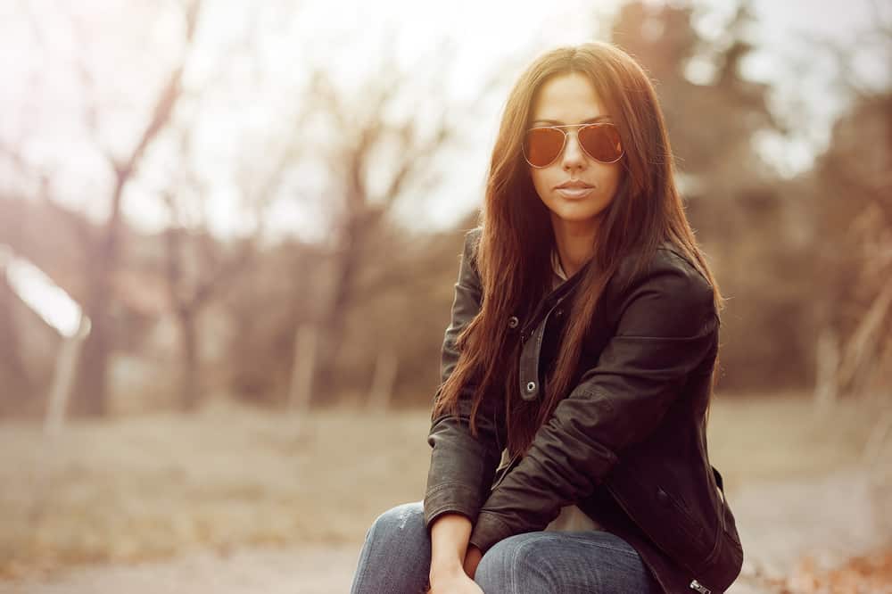 une femme sérieuse avec des lunettes est assise