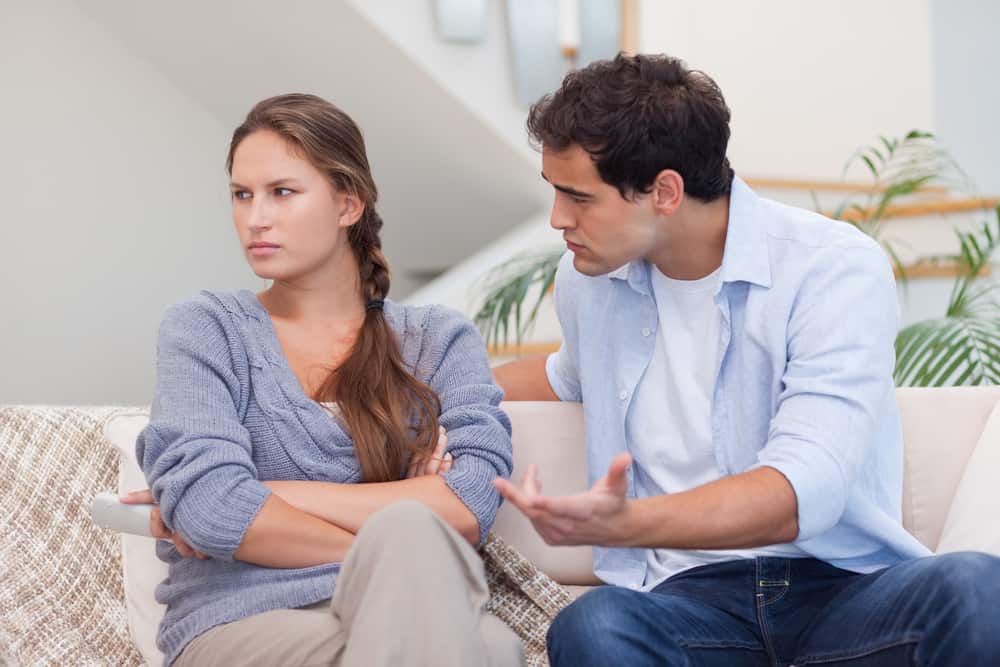 une femme sérieuse ignore un homme qui lui dit quelque chose